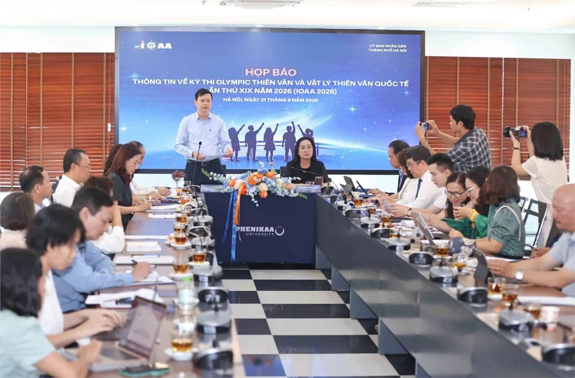 Nguyen Van Hien, Director of the Hanoi Department of Education and Training and Standing Deputy Head of the IOAA 2026 Organizing Committee, provides information on the Olympiad. Photo: Thanh Tung.