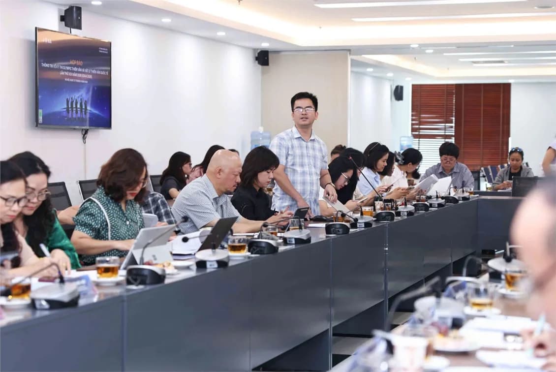 Journalists ask questions to the IOAA 2026 Organizing Committee. Photo: Thanh Tung.