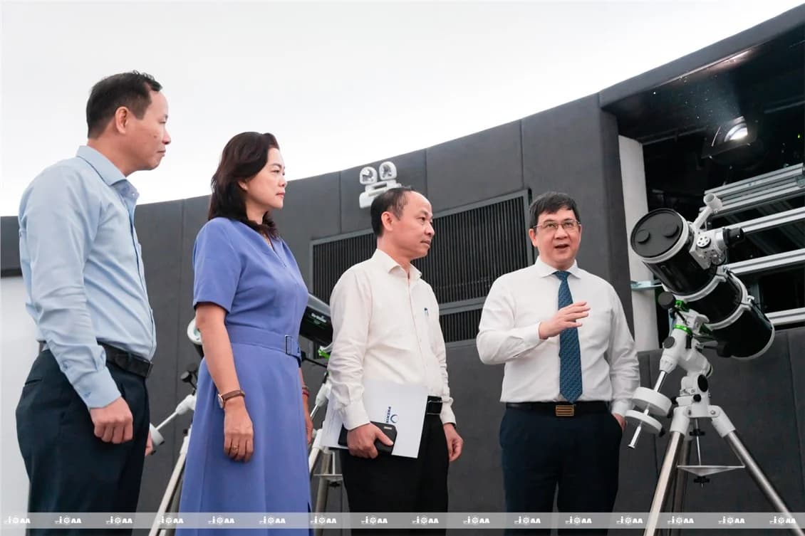 The Organizing Committee introduces the telescope system used for the practical examinations.